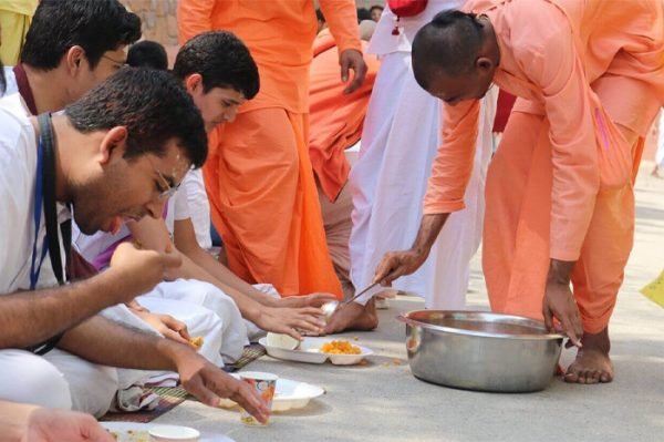 Bhoj seva — food distribution