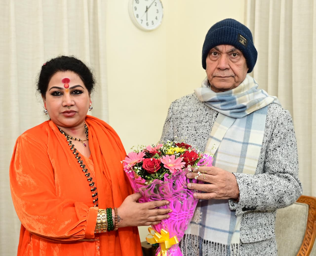 गुरु माँ के सान्निध्य में सत्संग का दृश्य